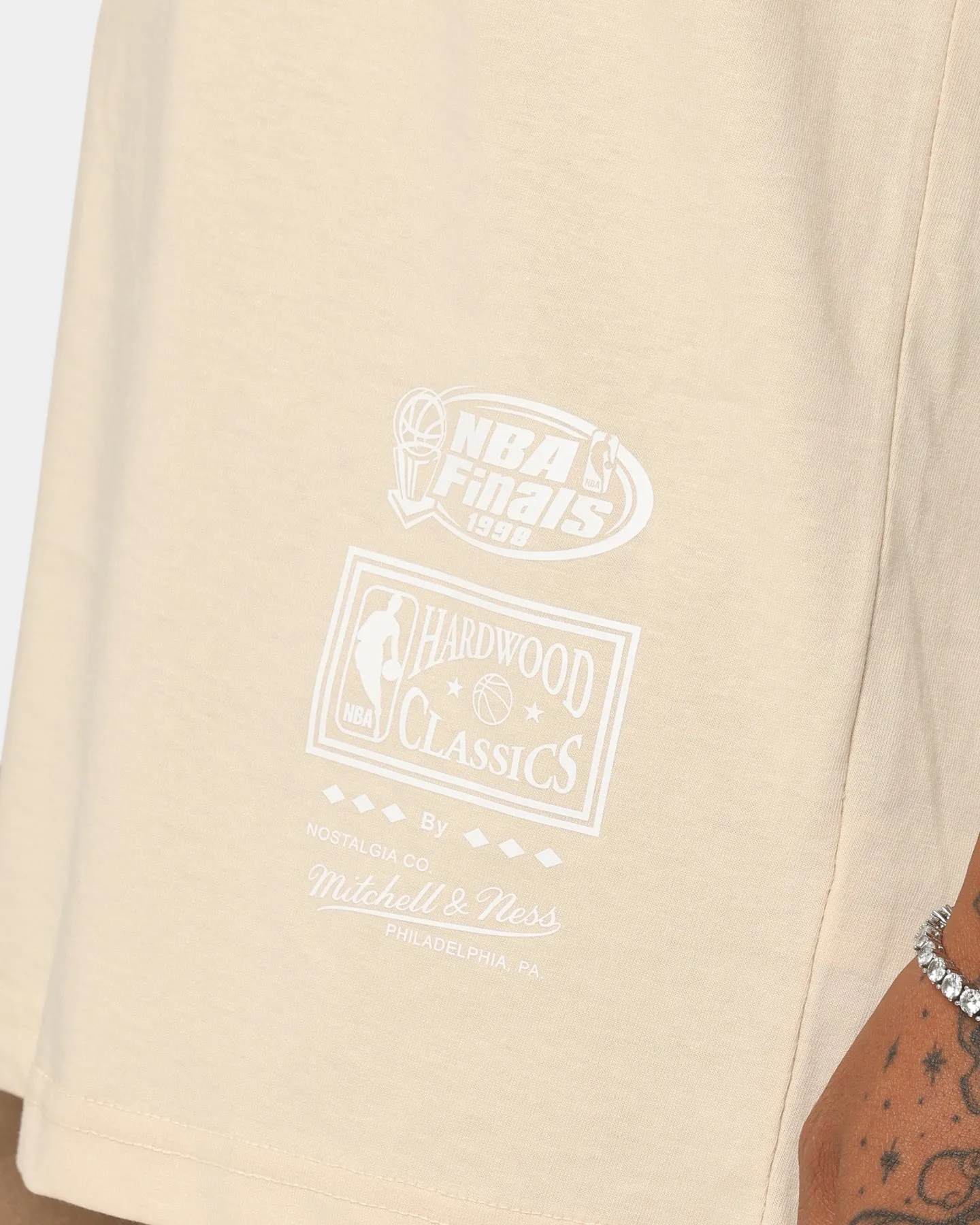Mitchell & Ness Chicago Bulls Vintage Arch T-Shirt Sand Dollar Beige